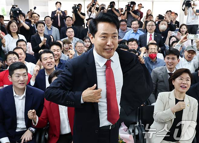 6·3 지방선거에서 당선된 오세훈 국민의힘 서울시장 후보가 4일 서울 종로구 선거사무소에서 겉옷을 벗고 있다. 2026.6.4 ⓒ 뉴스1 김도우 기자