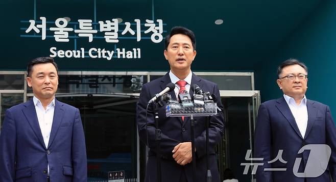 오세훈 국민의힘 서울시장 당선인이 4일 서울시청에서 시민들에게 감사 인사를 전하고 있다. 2026.6.4 ⓒ 뉴스1 이호윤 기자