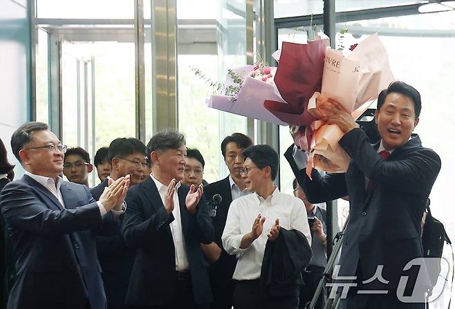 오세훈 서울시장 당선인이 4일 오전 서울시청 로비에서 직원들이 준비해 준 꽃다발을 받고 기뻐하고 있다. (공동취재) 2026.6.4 ⓒ 뉴스1 이호윤 기자