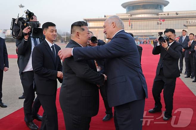 (평양 노동신문=뉴스1) = 북한 노동당 기관지 노동신문은 "김정은 동지의 초청에 의하여 우리 나라를 공식 방문한 벨라루씨공화국 대통령 알렉싼드르 루까쉔꼬 동지가 3월 26일 전용기로 평양을 출발했다＂고 보도했다. [국내에서만 사용가능. 재배포 금지. DB 금지. For Use Only in the Republic of Korea. Redistribution Prohibited] rodongphoto. 2026.3.27 @news1.kr
