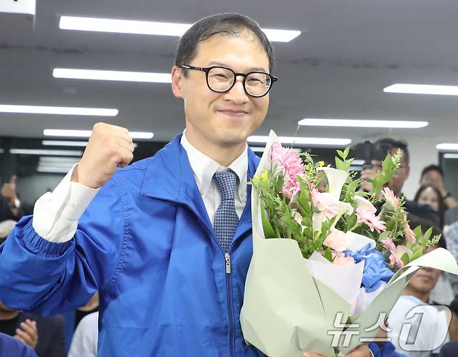 김상욱 더불어민주당 울산시장 후보가 3일 오후 울산 남구에 마련된 자신의 선거캠프에서 당선이 확실시 되자 꽃다발을 들고 환호하고 있다. 2026.6.3 ⓒ 뉴스1 조민주 기자