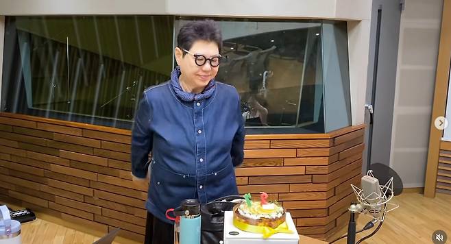 SEOUL, South Korea - Singer Yang Hee-eun celebrated her 27th anniversary as host of MBC Standard FMs Womens Era Yang Hee-eun, Im Kim Il-jung (Womens Era).On April 4, Yang Hee-eun wrote on her Instagram, Thank you all for celebrating the 27th anniversary of Womens Era! and said, Its been a long time, hasnt it?She also shared a video of the production team celebrating with a cake with candles in the shape of 27. Yang Hee Eun also shared a commemorative photo with her co-star Kim Il Joong.Womens Era is Koreas leading longevity radio program that started in 1975. Yang Hee-eun began taking the microphone as the fourth female DJ on June 7, 1999, and has been hosting the program for 27 years.Hosted by Yang Hee-eun and Kim Il-jung, Womens Era airs from 9 to 11 a.m. every day.