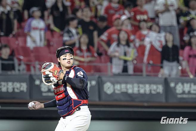 롯데 손성빈이 2일 광주-기아 챔피언스 필드에서 열린 2026 KBO리그 정규시즌 KIA전에서 수비에 임하고 있다. 사진 | 롯데 자이언츠
