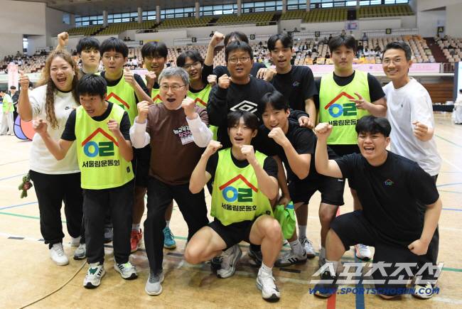 지난해 '모두의 운동회' 서울림운동회 현장에서 학생들과 파이팅을 외치고 있는 정근식 서울시교육감. 사진=스포츠조선  DB
