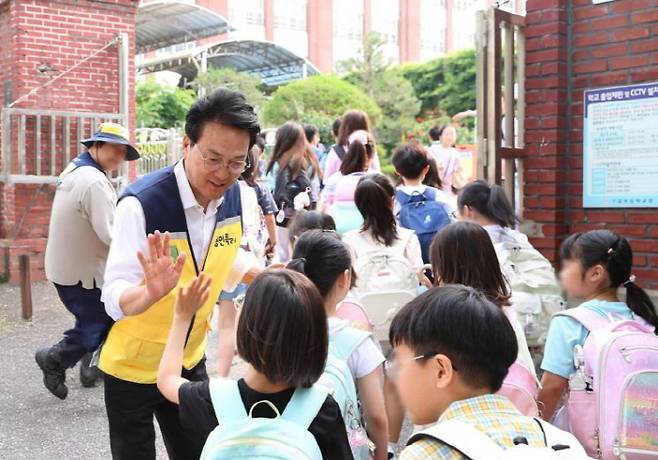 안민석 경기도교육감 당선인이 4일 당선 확정 직후 첫 행보로 초등학교 등굣길 안전 지원 봉사를 하는 모습. 사진제공=안민석 경기도교육감 당선인 캠프