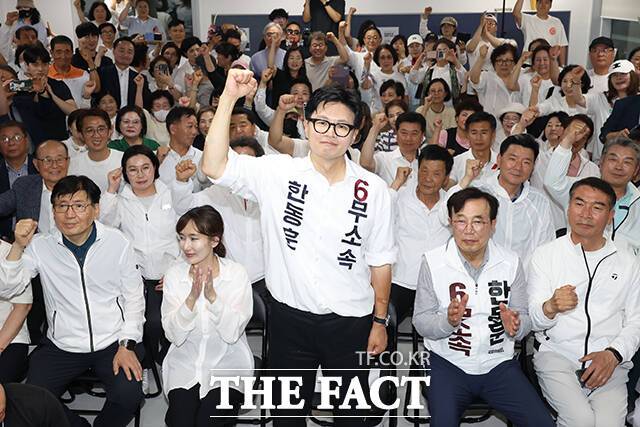 한동훈 부산 북구갑 국회의원 보궐선거 후보(가운데)가 4일 오전 부산 북구 선거사무소에서 당선이 확실시되자 세레머니 하고 있다. /부산=박상민 기자