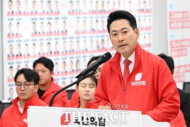 '장동혁 사퇴론'으로 치닫던 국민의힘 내부 기류에 급제동이 걸린 모양새다. 사진은 장동혁 국민의힘 대표가 3일 오후 서울 여의도 국민의힘 중앙당사에 마련된 국민의힘 개표상황실에서 투표용지 부족 관련 긴급기자회견을 열고 입장을 밝히고 있는 모습. /남용희 기자