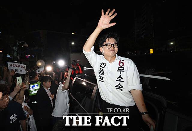 한동훈 무소속 부산 북구갑 국회의원 재보궐선거 당선인(오른쪽)이 4일 오전 당선을 축하하기 위해 모인 지지자들을 향해 손을 흔들고 있다. /부산=박상민 기자
