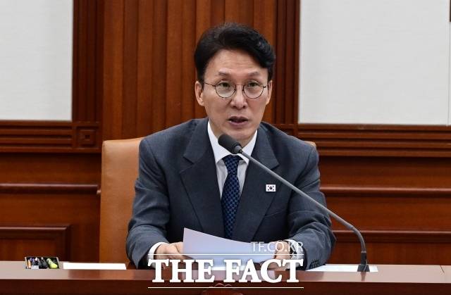 김민석 국무총리는 4일 오전 정부서울청사에서 비상경제본부회의를 주재하고 "이제 4년간 지방정부 이끌어갈 지역 일꾼들이 새롭게 선출됐다"며 "중앙 정부와 지방 정부가 서로 협력하고 국민이 체감할 수 있는 성과를 만들어야 한다"고 밝혔다. /임영무 기자