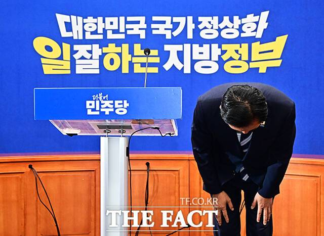 더불어민주당은 제9회 전국동시지방선거에서 광역자치단체장 16곳 가운데 12곳을 차지했다. 사진은 4일 여의도 국회에서 기자회견을 열고 6.3 지방선거 결과에 대한 입장을 밝히기 전 인사를 하고 있는 정 대표. /국회=배정한 기자