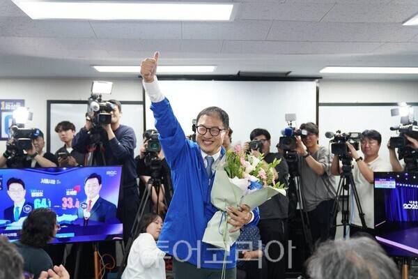 더불어민주당 김상욱 울산시장 후보가 4일 자신의 선거 캠프에서 당선이 확실시되자 꽃다발을 들고 엄지손가락을 치켜세우고 있다./사진-김상욱 후보 캠프