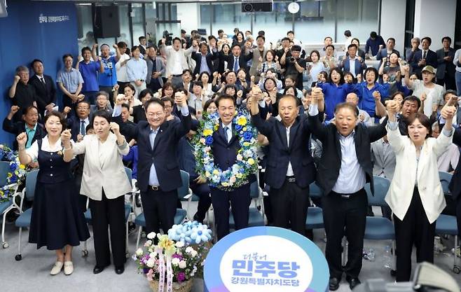 더불어민주당 우상호 강원특별자치도지사 후보가 4일 춘천시 더불어민주당 강원도당에서 당선이 확실시된 뒤 허영 의원, 최문순 전 지사, 가족, 지지자 등과 함께 기뻐하고 있다. 2026.6.4 연합뉴스