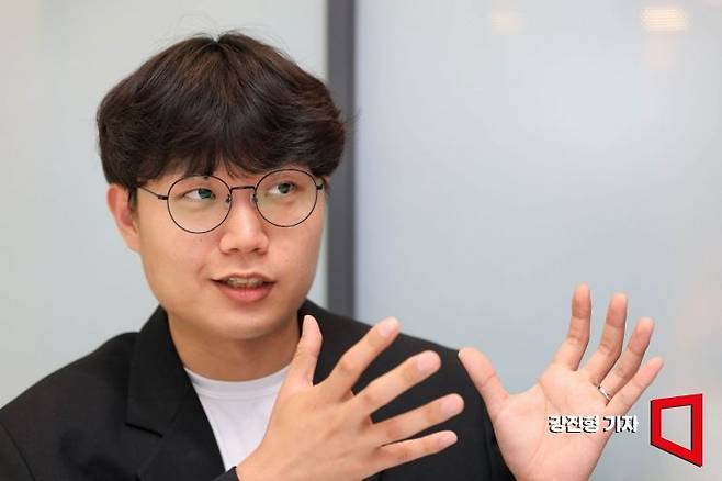 박민준 뤼튼AX 대표가 2일 서울 강남구 뤼튼테크놀로지스 오피스에서 아시아경제와 인터뷰 하고 있다. 강진형 기자
