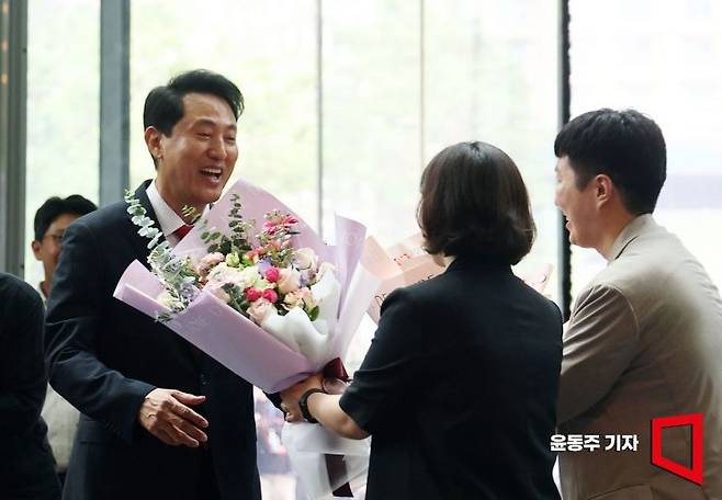 4일 6·3 지방선거를 승리한 오세훈 서울시장이  서울시청에서 직원들에게 꽃다발을 받고 있다.  2026.06.04 윤동주 기자