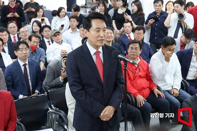 6.3 지방선거 서울시장 선거에서 당선된 오세훈 국민의힘 서울시장 당선인이 4일 서울 중구에 마련된 선거사무실에서 입장발표를 마친 뒤 인사하고 있다. 2026.6.4 강진형 기자
