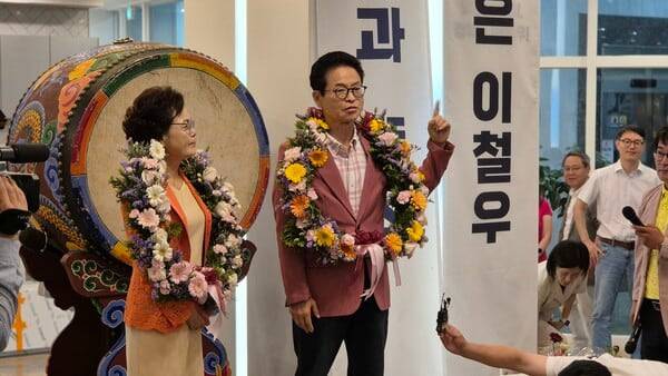 제9회 동시지방선거일인 3일 오후 이철우 국민의힘 경북지사 후보가 경북 안동시 선거사무실에서 당선이 유력한 것으로 나타나자 꽃다발을 받고 환호하고 있다. /뉴스1