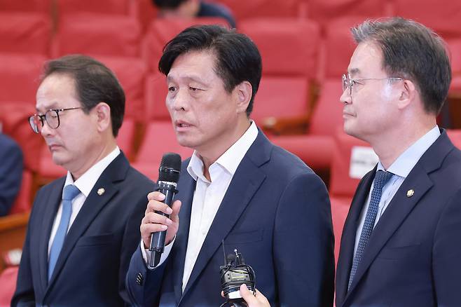 더불어민주당 조승래 총괄선거대책본부장이 3일 국회 의원회관에 마련한 제9회 전국동시지방선거·국회의원 재보궐선거 개표상황실에서 투표용지 부족 사태, 국민의힘의 서울 선거 개표 중단 요구 등 현안에 대해 입장을 밝히고 있다./연합뉴스