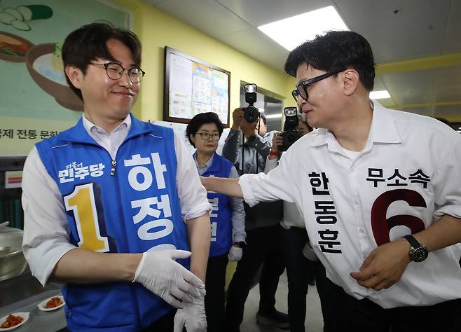 하정우 더불어민주당 부산 북구갑 국회의원 보궐선거 후보와 한동훈 무소속 부산 북구갑 국회의원 보궐선거 후보./뉴스1
