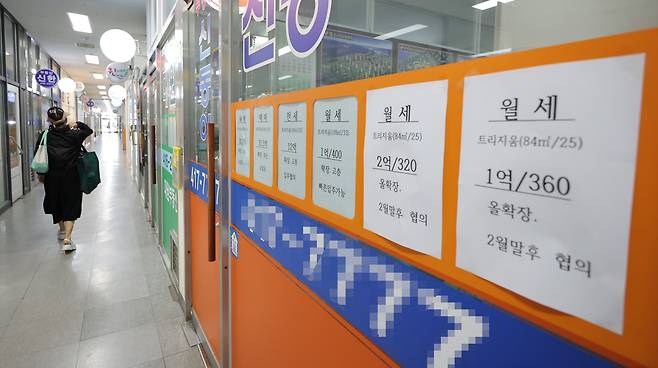 서울의 한 부동산 중개업소에 월세 매물 정보가 걸려 있다. /연합뉴스