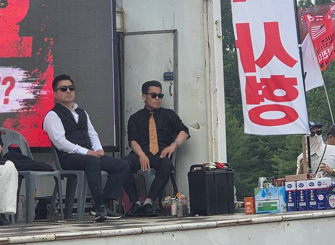 4일 오전 경기 과천 중앙선관위원회 청사 앞에 시위대가 마련한 간이 무대에 한국사 강사 출신 유튜버 전한길씨가 앉아 있다. /강정아 기자