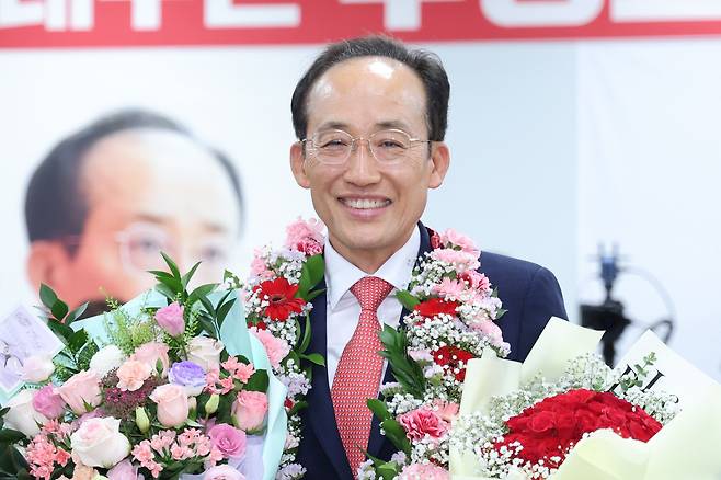 추경호 국민의힘 대구시장 후보가 4일 대구 수성구 선거사무소에서 당선 인사를 하고 있다. /뉴스1