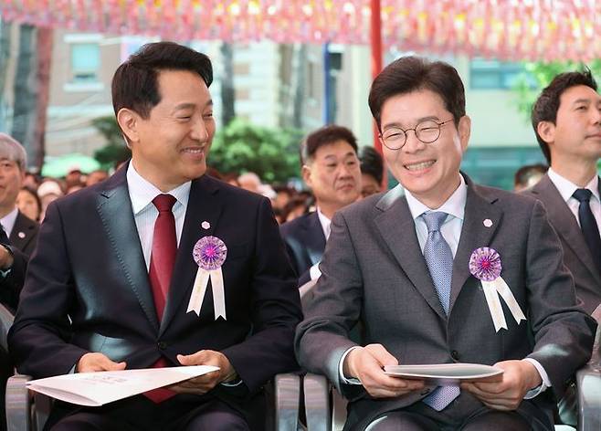 정원오(오른쪽) 더불어민주당 서울시장 후보와 오세훈 국민의힘 서울시장 후보가 5월 24일 서울 종로구 조계사에서 열린 불기 2570년 부처님오신날 봉축법요식에서 대화하고 있다.ⓒ 뉴시스
