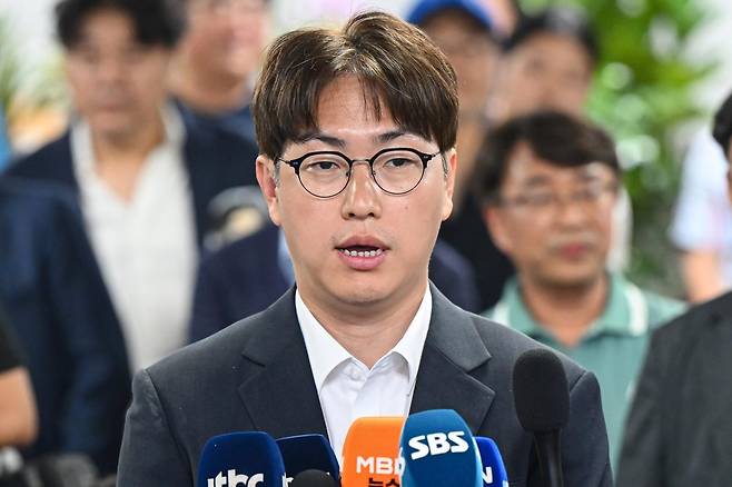 하정우 더불어민주당 부산 북구갑 국회의원 후보가 4일 부산 북구 선거사무소에서 선거 결과에 승복하는 입장을 발표하고 있다. 2026.06.04. 전영한 기자