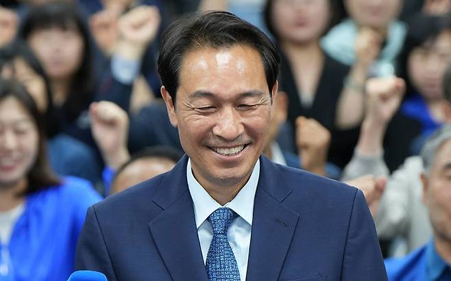 우상호 더불어민주당 강원특별자치도지사 후보가 4일 춘천시 민주당 강원도당에서 당선이 확실시되자 미소를 짓고 있다. (사진=우상호 캠프 제공) 2026.06.04 [춘천=뉴시스]