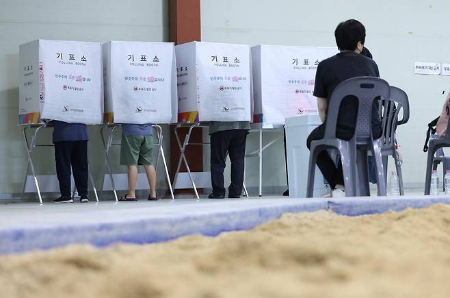 제9회 전국동시지방선거 및 국회의원 재·보궐선거 본투표 날인 3일 경기 성남시 중원구 성남종합운동장 실내씨름장에 마련된 성남동제2투표소에서 유권자들이 투표를 하고 있다. 2026.6.3 ⓒ 뉴스1