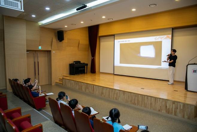 GIST 행성탐사연구소 김현성 학생의 강연을 듣고 있는 어린이 우주 기자단.&nbsp;스튜디오51 제공