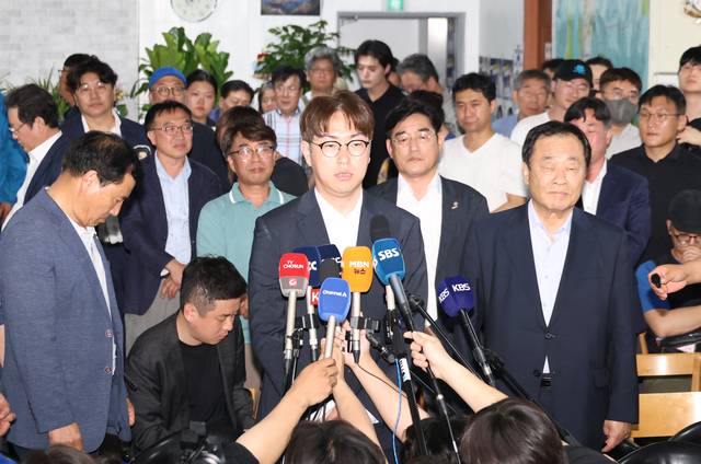 더불어민주당 하정우 부산 북갑 국회의원 보궐선거 후보가 4일 부산 북구 선거사무소에서 패배를 인정하는 입장을 밝히고 있다. 연합뉴스