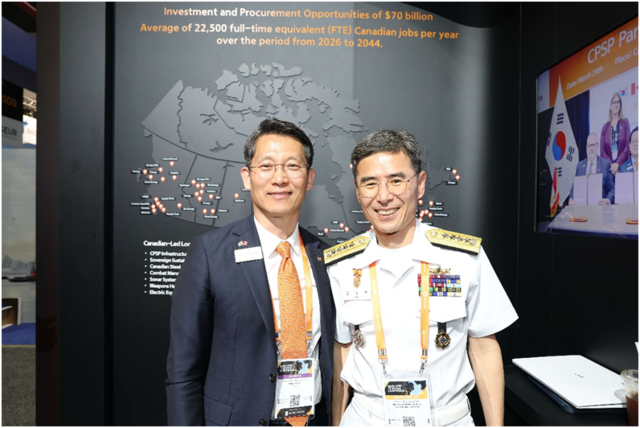 CPSP 수주 지원을 위해 캐나다 오타와에서 열린 ‘CANSEC 2026’ 전시회 내 한화오션 부스를 찾은 김경률(오른쪽) 해군참모총장이 정승균(왼쪽) 한화오션특수선해외사업단장 부사장과 기념촬영을 하고 있다. 한화오션 제공.