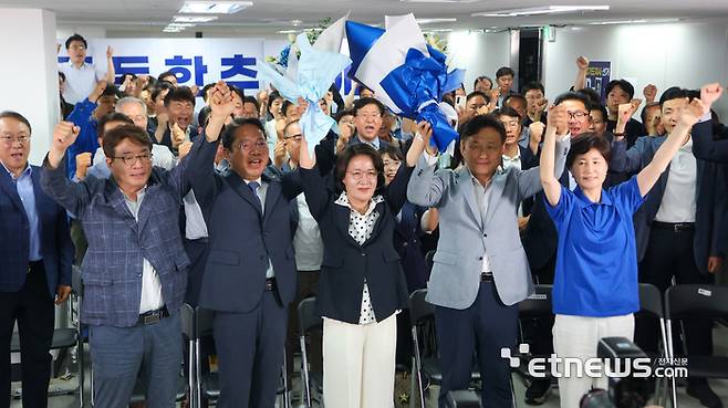 4일 추미애 더불어민주당 경기지사 당선인이 지지자들과 기념 촬영했다. 캠프 제공.