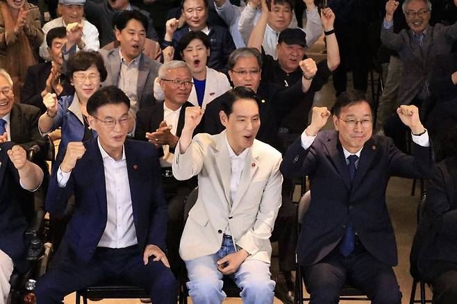 문대림 더불어민주당 의원(왼쪽부터)과 김한규 의원, 위성곤 제주도지사 당선인이 3일 밤 선거사무소에서 지지자들과 함께 6·3 지방선거 결과를 지켜본 뒤 환호하고 있다. 문 의원은 위성곤 도지사 당선인과 김성범 국회의원 당선인, 민주당 도의원 당선인들이 제주 발전을 위한 협력체계를 만들겠다고 강조했다. /사진=문대림 의원실 제공
