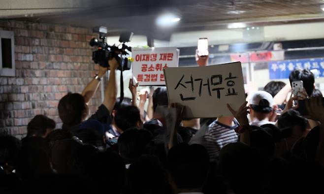 4일 새벽 제9회 전국동시지방선거 및 국회의원 재·보궐선거 본투표일에 투표용지 부족으로 투표 시간이 오후 10시까지 연장됐던 서울 송파구 잠실7동 제2투표소 앞에서 투표용지 부족 사태에 항의하는 시민 등이 모여 있다. 류우종 선임기자 wjryu@hani.co.kr