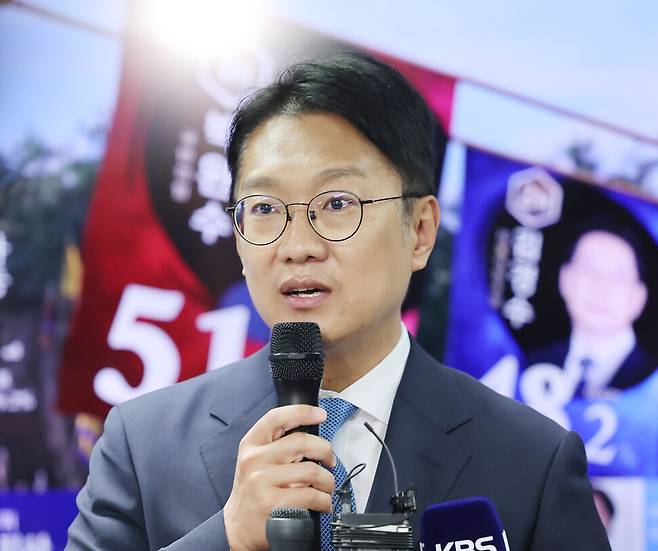 더불어민주당 김남준 인천 계양을 국회의원 보궐선거 후보가 4일 인천 계양구 선거사무소에서 당선이 유력하자 소감을 밝히고 있다. 연합뉴스