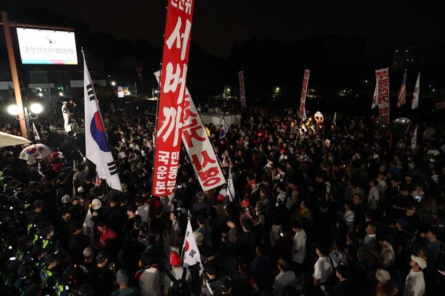 4일 경기 과천시 중앙선거관리위원회 앞에서 시민들이 제9회 전국동시지방선거 투표용지 부족 사태와 관련해 항의하며 경찰과 대치하고 있다. 공동취재사진