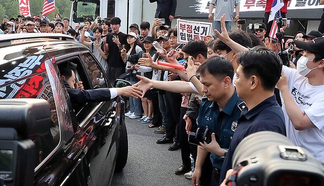 장동혁 국민의힘 대표가 4일 경기 과천시 중앙선거관리위원회를 나서며 선관위 앞 6·3 지방선거 투표용지 부족 사태 항의 집회 현장 참가자들에게 인사를 하고 있다. 연합뉴스