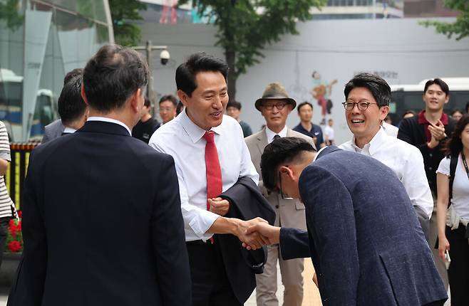 5선에 성공한 오세훈 서울시장 당선자가 4일 오전 서울 중구 서울시청 청사로 들어서는 길에 직원들의 축하를 받고 있다. 김혜윤 기자 unique@hani.co.kr