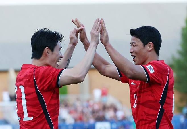 4일(한국시간) 오후 미국 유타주 프로보에 위치한 브리검영대 사우스필드에서 열린 대한민국과 엘살바도르의 평가전. 한국 이동경(왼쪽)이 첫 번째 골을 성공시킨 뒤 황희찬과 기뻐하고 있다. 사진=연합뉴스