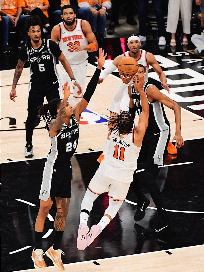 뉴욕 브런슨이 4일 매디슨스퀘어가든에서 열린 샌안토니오와의 NBA 파이널 1차전 4쿼터 막바지 바셀을 피한 뒤 점프슛을 시도하고 있다. 사진=NBA SNS