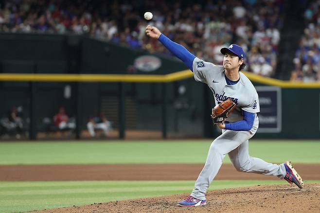 <yonhap photo-4424=""> PHOENIX, ARIZONA - JUNE 03: Starting pitcher Shohei Ohtani #17 of the Los Angeles Dodgers pitches against the Arizona Diamondbacks during the fourth inning of the MLB game at Chase Field on June 03, 2026 in Phoenix, Arizona. Christian Petersen/Getty Images/AFP (Photo by Christian Petersen / GETTY IMAGES NORTH AMERICA / Getty Images via AFP)/2026-06-04 12:14:07/ <저작권자 ⓒ 1980~2026 ㈜연합뉴스. 무단 전재 재배포 금지, AI 학습 및 활용 금지></yonhap>