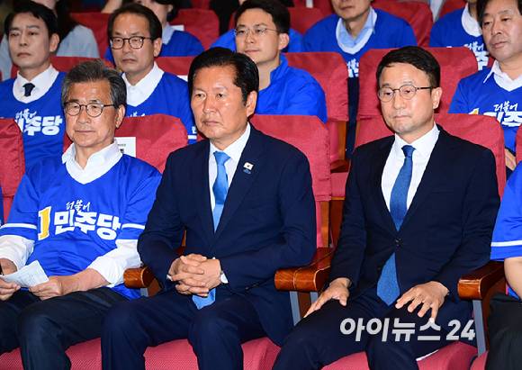 더불어민주당 정청래 대표와 한병도 원내대표 등 지도부가 3일 서울 여의도 국회 의원회관에 마련된 제9회 전국동시지방선거 및 국회의원 재보궐 선거 개표종합상황실에서 출구조사 결과를 기다리고 있다. [사진=정소희 기자]