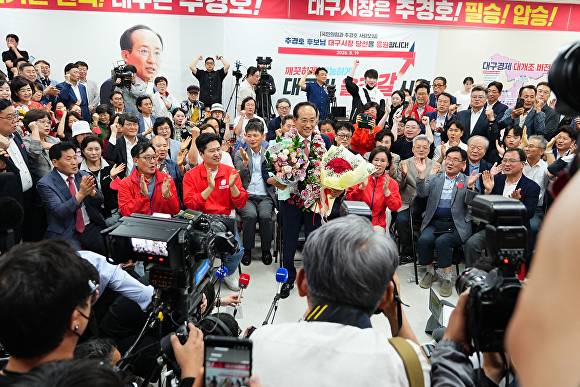 추경호 대구시장 후보의 역전 승리에 지지자들이 박수를 보내고 있다 [사진=추경호 캠프]