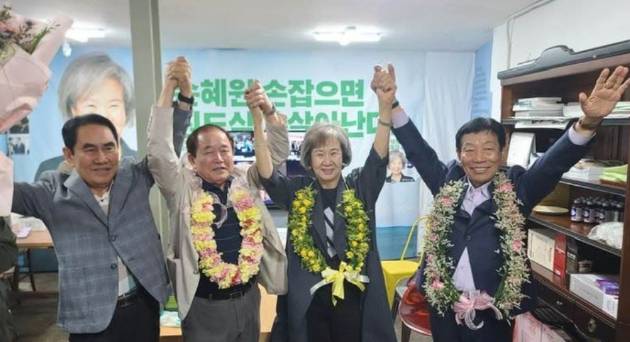 6·3지방선거에서 목포시의원에 출마한 손혜원 전 국회의원이 4일 오전 당선이 확정되자 지지자들과 기념사진을 촬영하고 있다. [사진=손혜원 캠프]