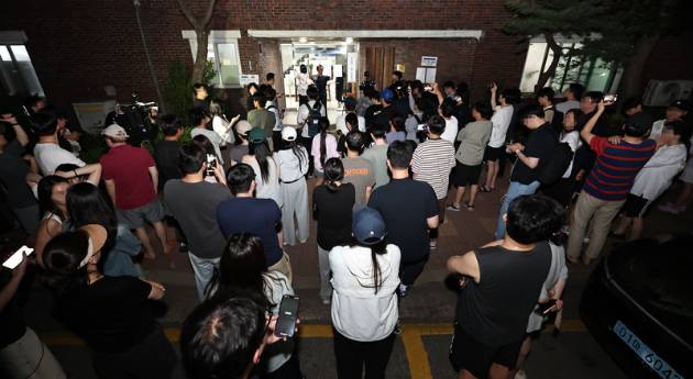 6·3 지방선거 본투표일인 3일 투표용지 부족으로 투표시간이 오후 10시까지 연장된 서울 송파구 잠실7동 제2투표소 앞에 주민들이 모여 있다. [사진=연합뉴스]