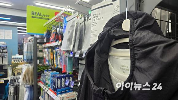 편의점에 의류 상품이 진열된 모습. [사진=아이뉴스24 DB]
