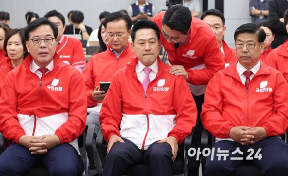 장동혁 국민의힘 대표가 3일 오후 서울 여의도 중앙당사에서 6·3 지방선거와 재보궐선거 출구조사 결과 방송을 보며 박준태 비서실장의 보고를 받고 있다.2026.06.03. [사진=국회사진취재단]