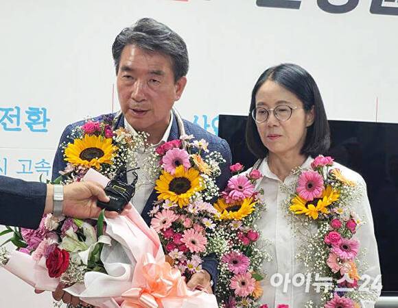 안병윤 예천군수 당선인이 배우자와 함께 당선의 기쁨을 나누고 있다. [사진=안병윤 당선자 사무소]