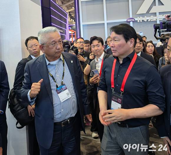 최태원 SK그룹 회장이 폭스콘 부스를 찾아 설명을 듣고 있다. [사진=황세웅 기자]